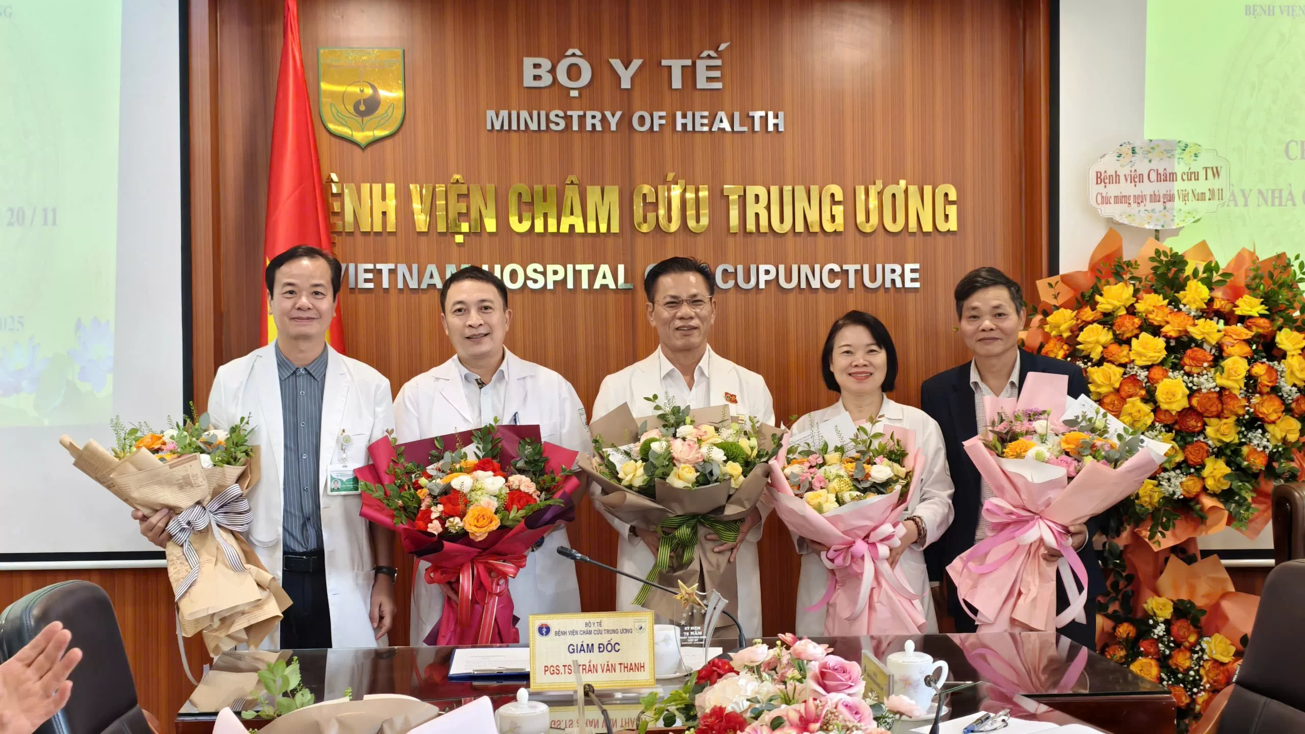 Bệnh viện Châm cứu Trung ương tôn vinh “Thầy thuốc – Thầy giáo” nhân Ngày Nhà giáo Việt Nam