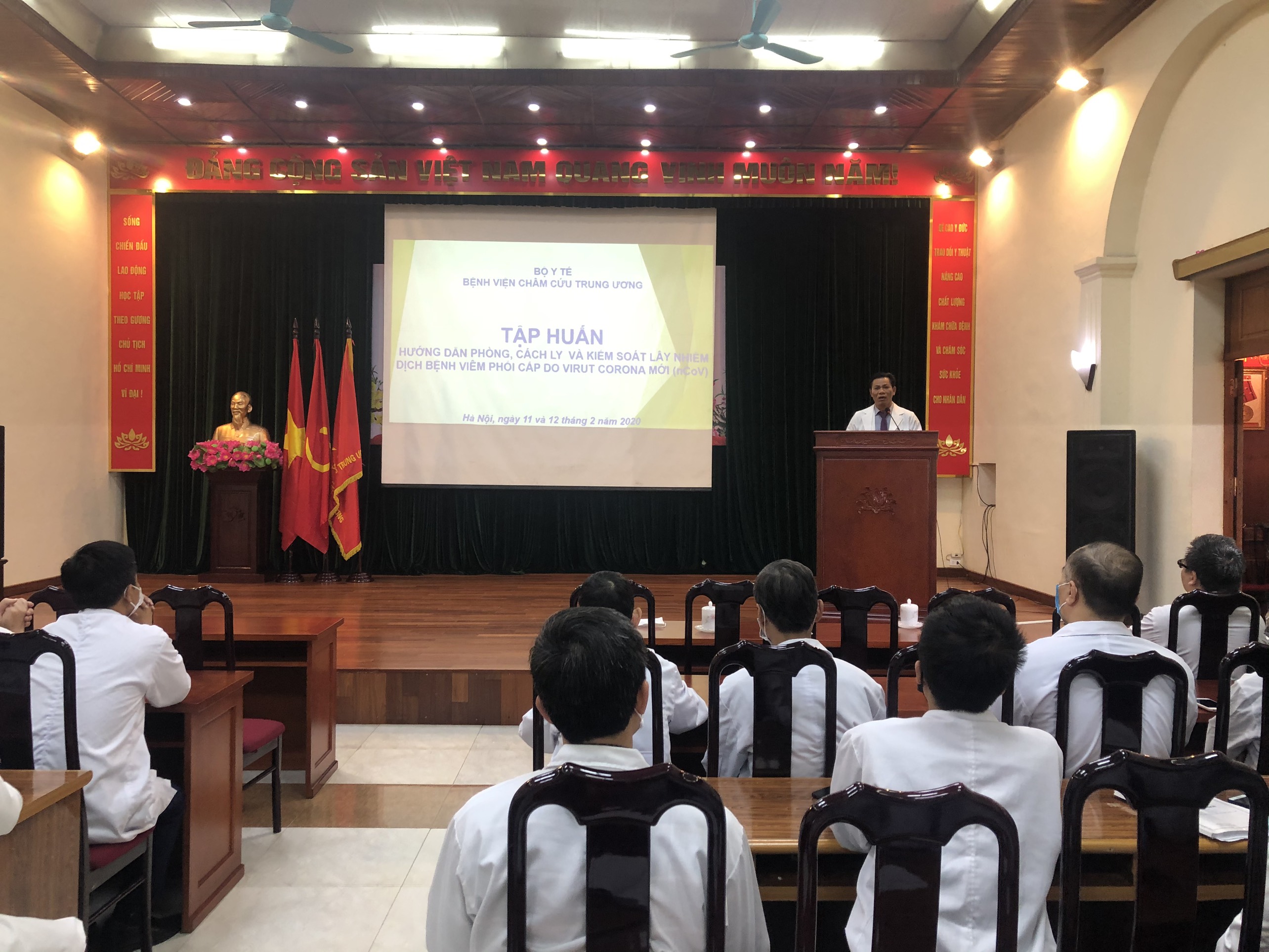 Tập huấn, hướng dẫn phòng, cách ly và kiểm soát lây nhiễm bệnh viêm đường hô hấp cấp do virus Corona mới (nCoV)