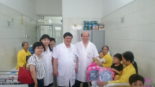 Tết thiếu nhi sớm cho các cháu bệnh nhi tại Bệnh viện Châm cứu Trung ương