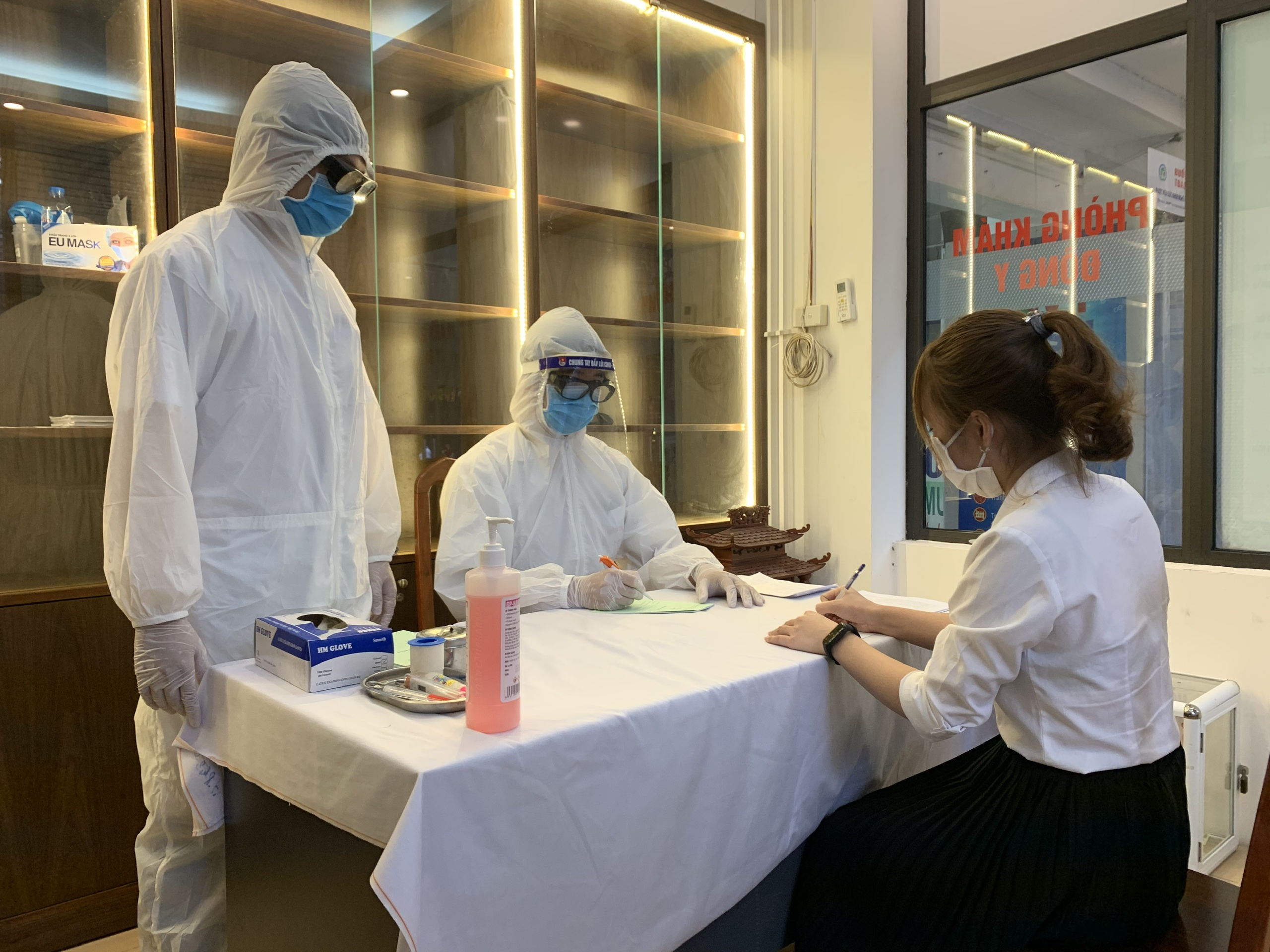 Công tác phân loại, đón tiếp và sàng lọc người bệnh COVID-19 tại Bệnh viện Châm cứu Trung ương