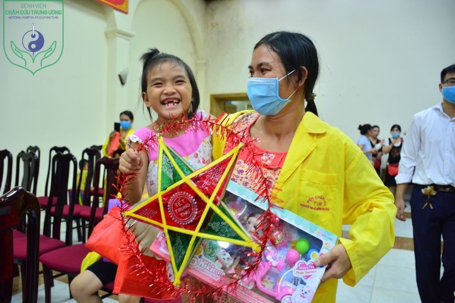 Xúc động ngày Tết Trung thu của bệnh nhi Bệnh viện Châm cứu Trung ương