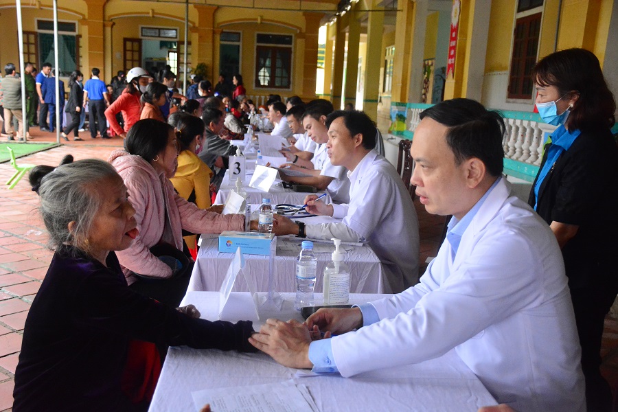 Khám chữa bệnh nhân đạo, cùng người dân Hà Tĩnh khắc phục hậu quả bão lũ