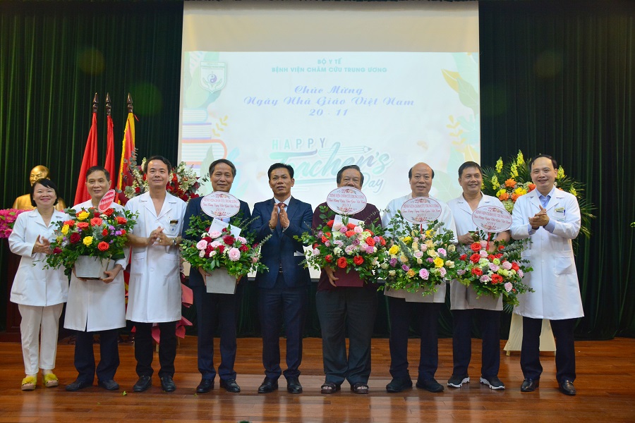 Tri ân ngày nhà giáo Việt Nam- “Thầy thuốc: Thầy giáo”