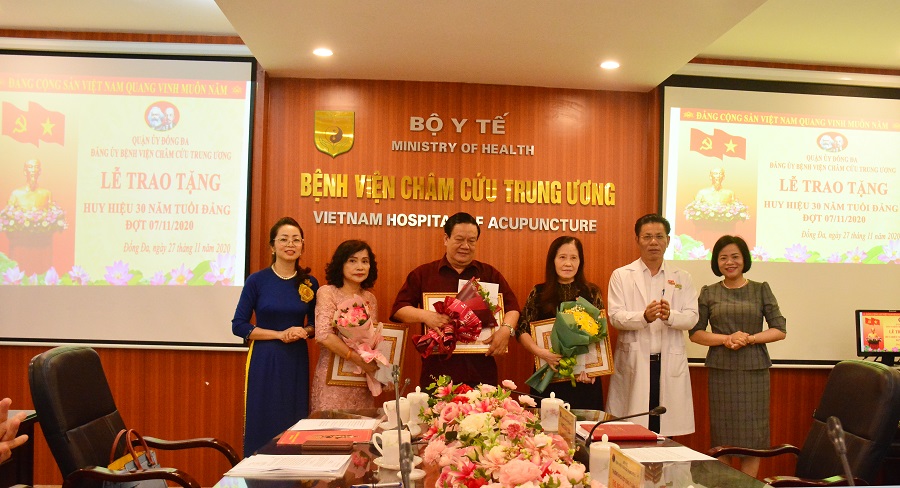Trao tặng huy hiệu 30 năm tuổi Đảng