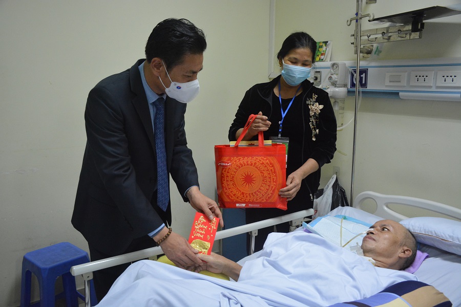 GIÁM ĐỐC BỆNH VIỆN CHÂM CỨU TRUNG ƯƠNG TẶNG QUÀ CHÚC TẾT BỆNH NHÂN