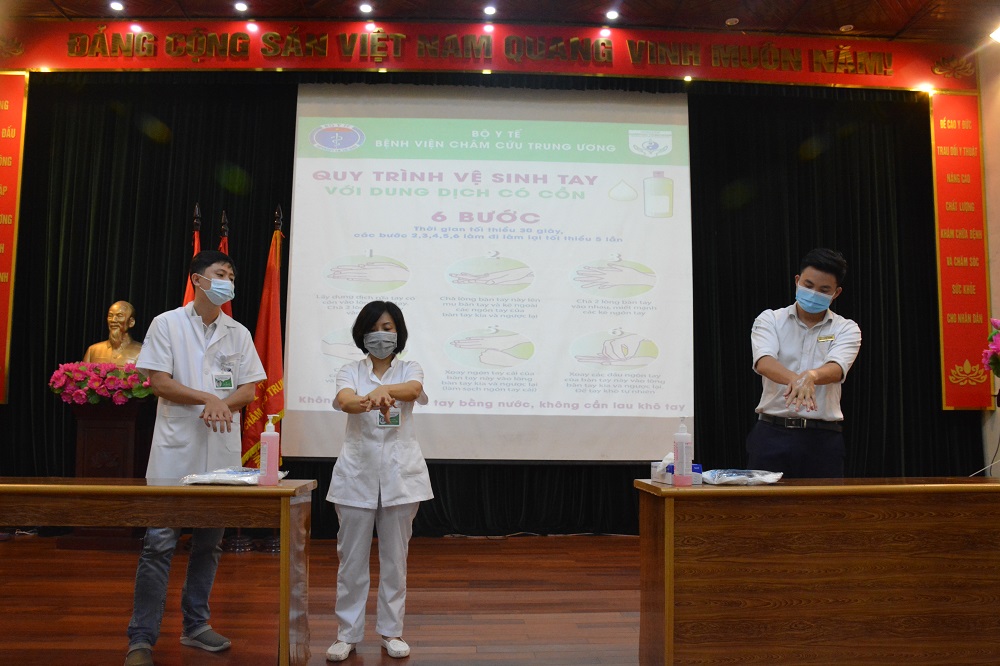 Bệnh viện Châm cứu Trung ương tăng cường tập huấn các biện pháp phòng chống dịch bệnh COVID 19