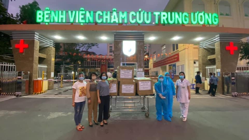 Bệnh viện Châm cứu Trung ương nhận 850 bộ quần áo phòng chống dịch c2 và 200 kính chắn giọt bắn