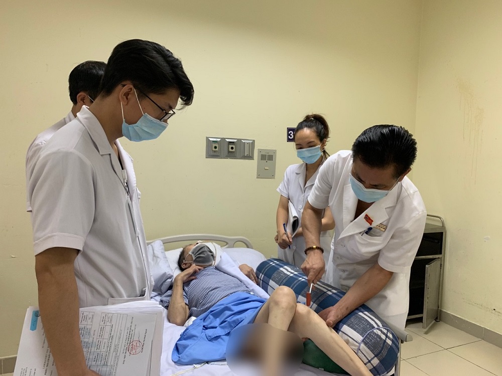 GIÁM ĐỐC BỆNH VIỆN CHÂM CỨU TRUNG ƯƠNG ĐI BUỒNG TRỰC TIẾP HỘI CHẨN, THĂM KHÁM NGƯỜI BỆNH