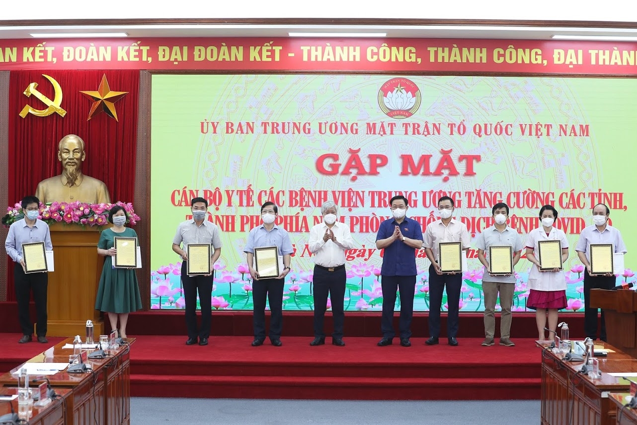 Gặp mặt cán bộ y tế các bệnh viện Trung ương tăng cường cho các tỉnh phía Nam phòng, chống dịch bệnh Covid-19