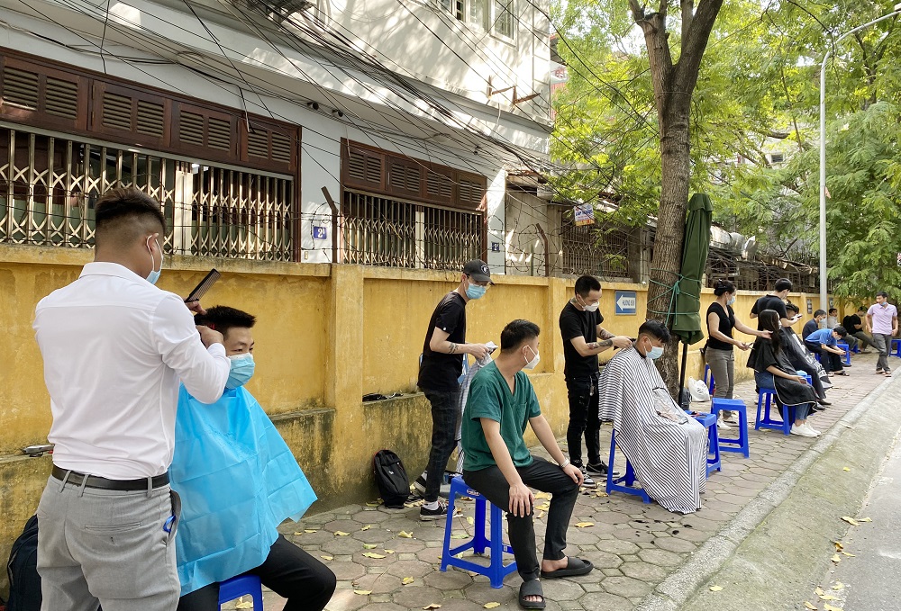 Tạm biệt tóc dài “Chúng tôi vào tâm dịch”