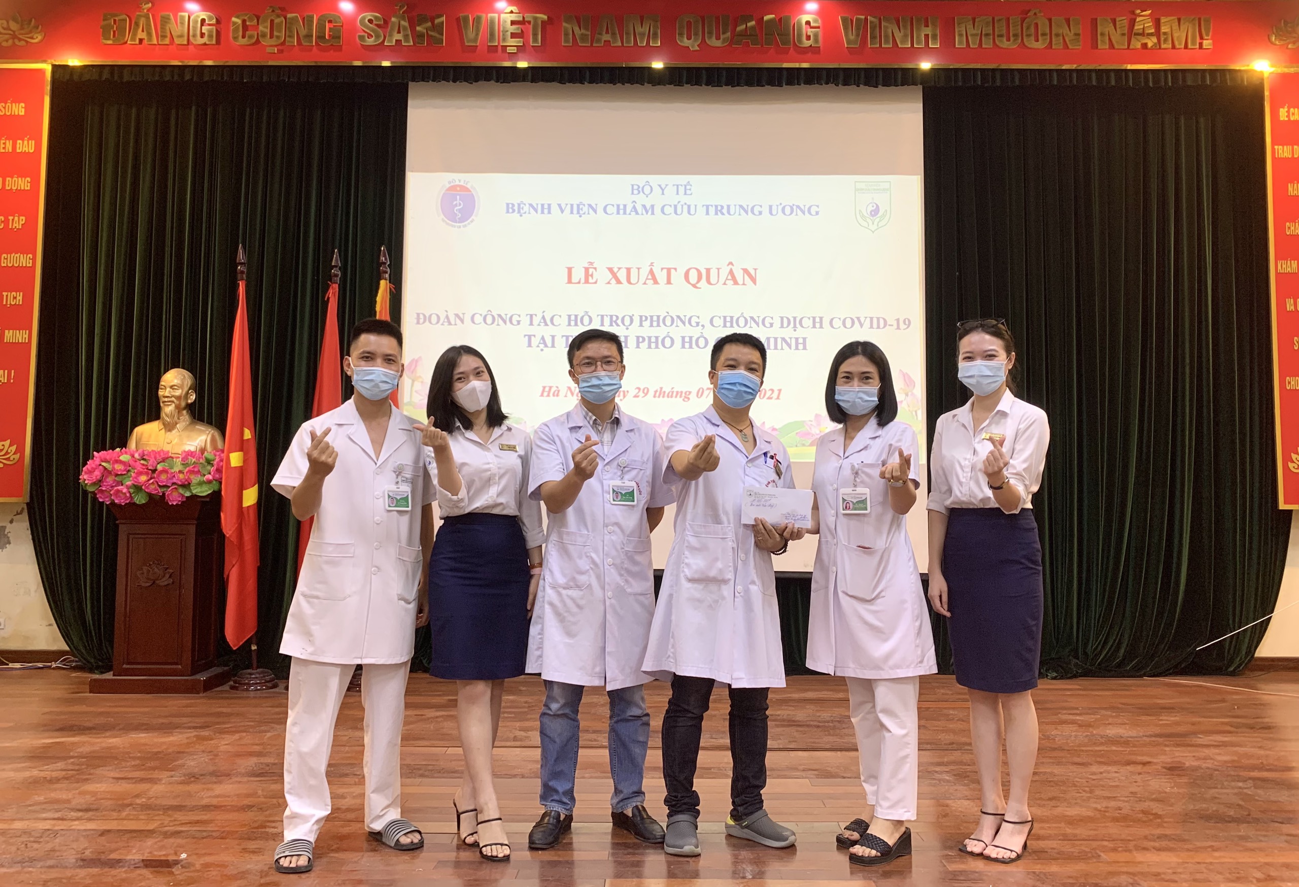 Các nhà hảo tâm tiếp tục ủng hộ những “chiến sĩ áo trắng” Bệnh viện Châm cứu Trung ương vào tâm dịch