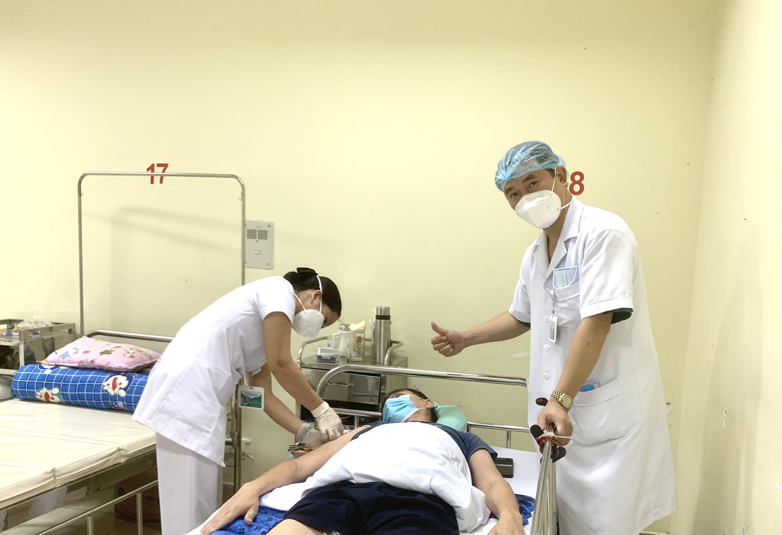 Đến từng giường Tiêm vắc xin phòng Covid 19 cho người bệnh