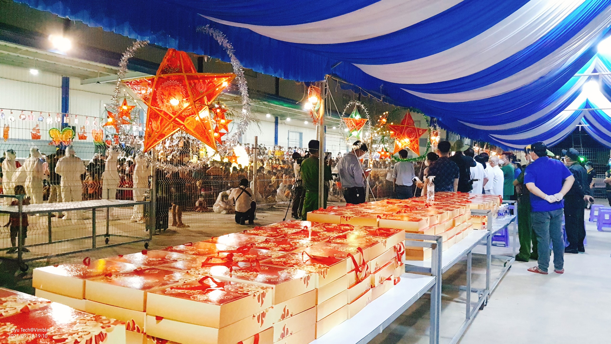 Lồng đèn thắp sáng ước mơ - cùng em vượt qua đại dịch