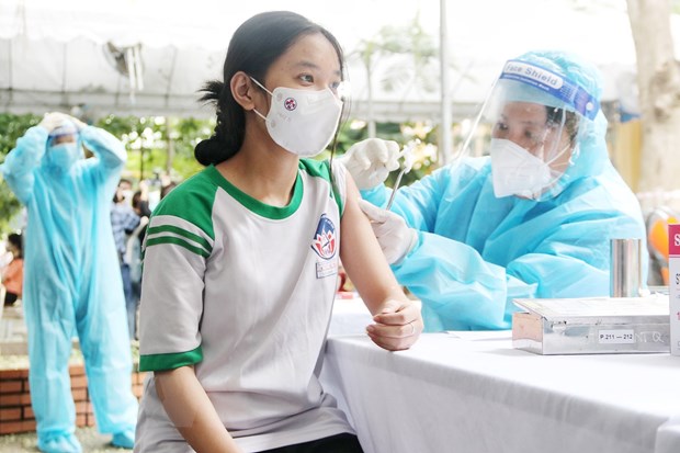 Trẻ em nên ăn gì trước và sau khi tiêm vaccine COVID-19?