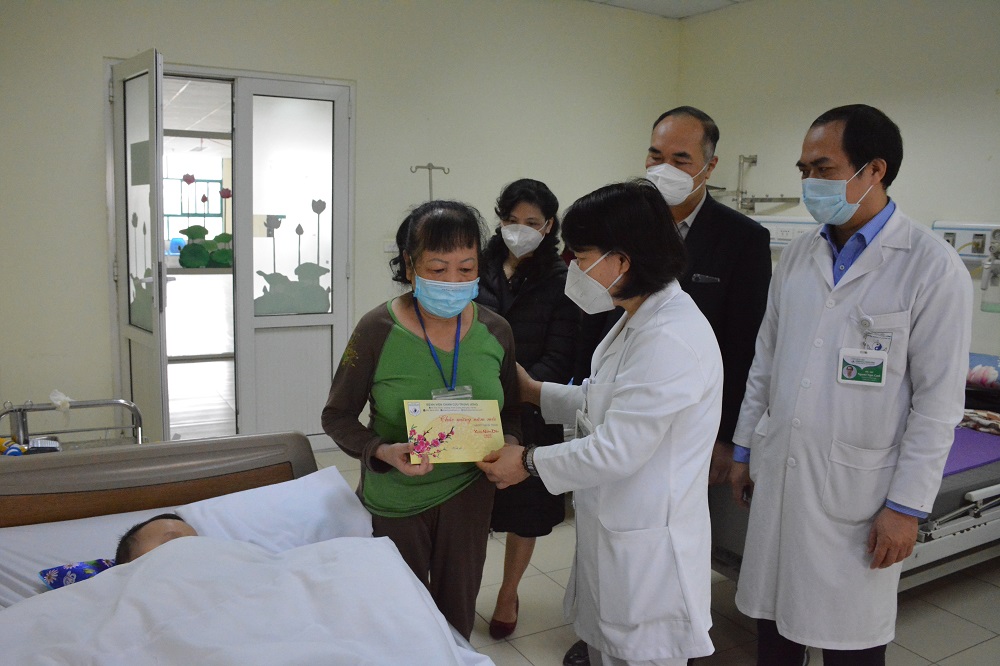 ĐẢNG UỶ - BAN GIÁM ĐỐC BỆNH VIỆN CHÂM CỨU TRUNG ƯƠNG TẶNG QUÀ CHÚC TẾT BỆNH NHÂN