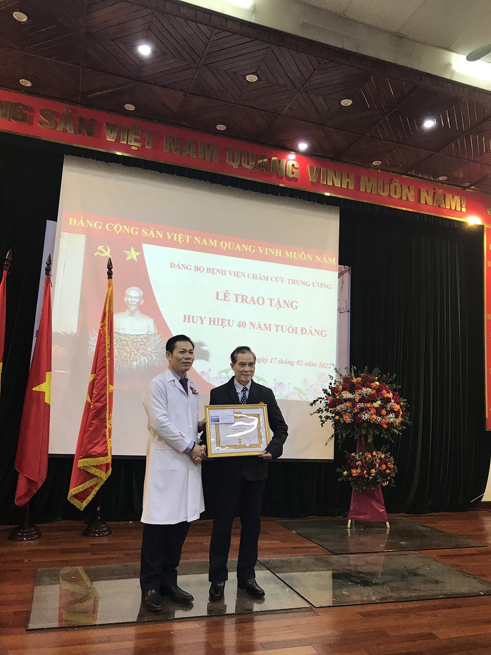 BỆNH VIỆN CHÂM CỨU TRUNG ƯƠNG TRAO HUY HIỆU 40 NĂM TUỔI ĐẢNG VÀ TỔ CHỨC KẾT NẠP ĐẢNG CHO CÁN BỘ NHÂN VIÊN BỆNH VIỆN