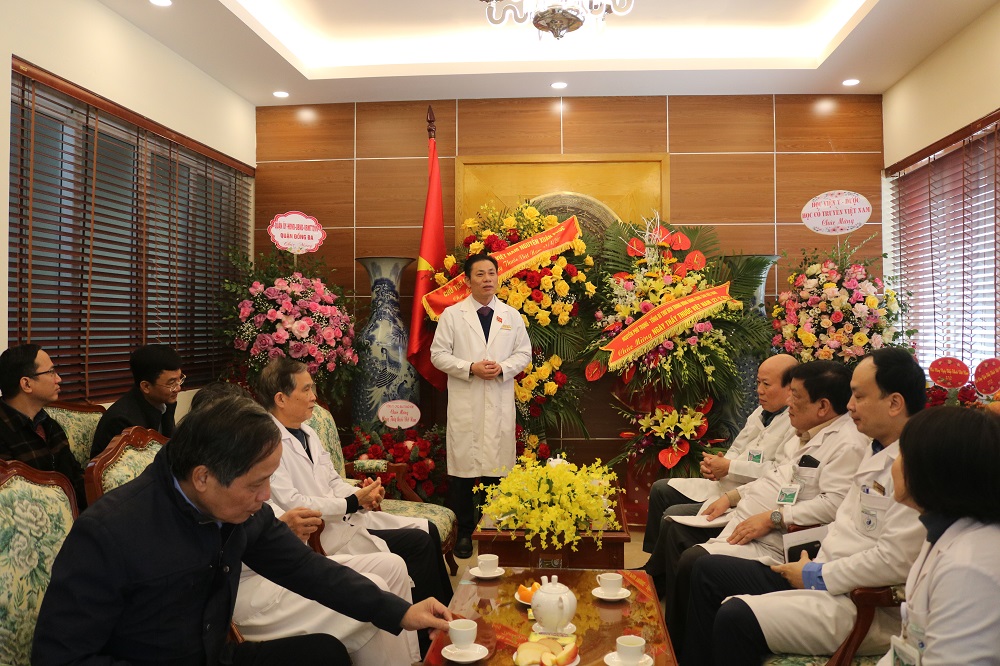 Đảng uỷ - Ban Giám đốc Bệnh viện Châm cứu Trung ương gặp mặt tặng hoa chúc mừng lãnh đạo, nguyên lãnh đạo Bệnh viện và nhân viên y tế nhân dịp kỷ niệm 67 năm ngày Thầy thuốc Việt Nam 27/02