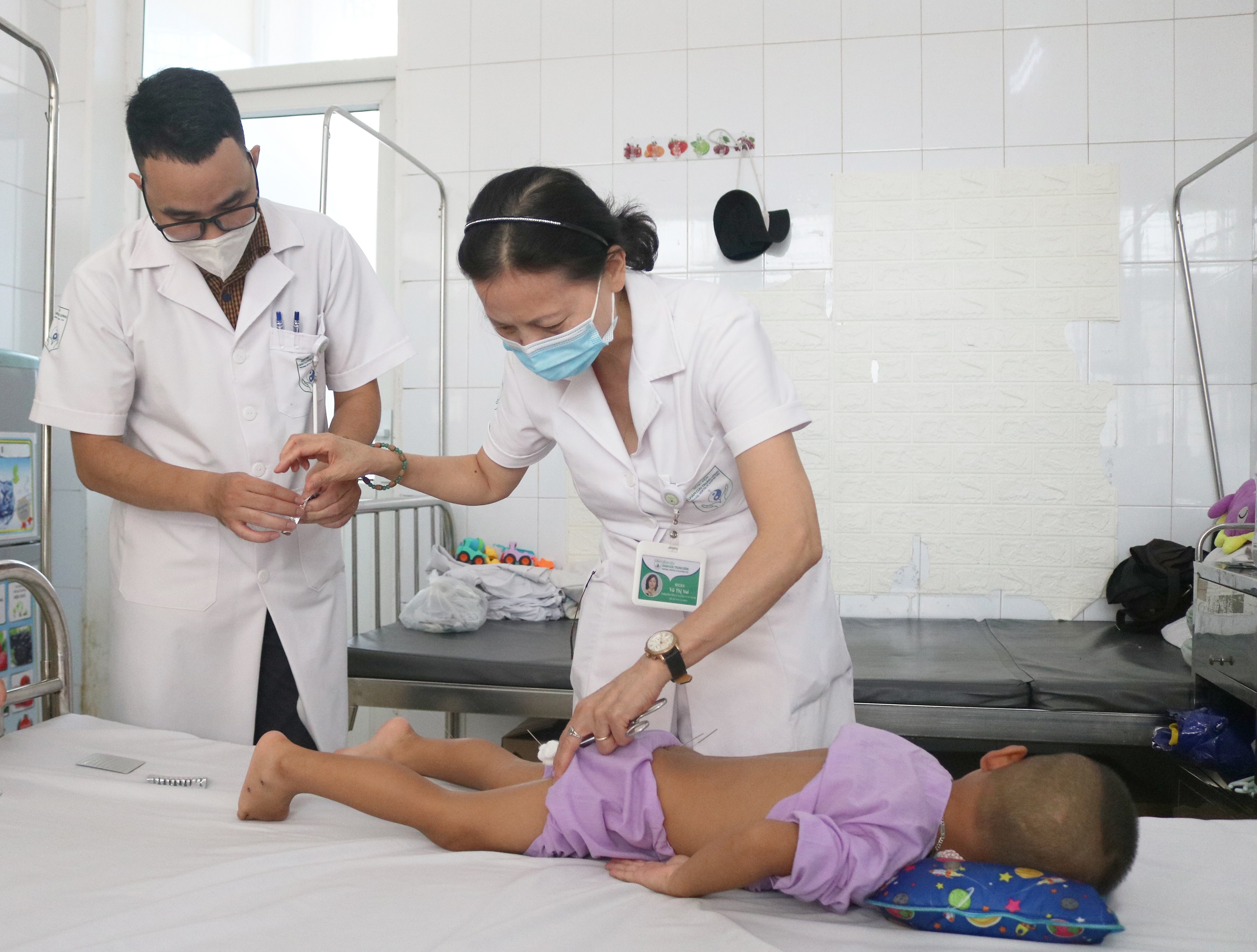 Châm cứu điều trị bại não ở trẻ em