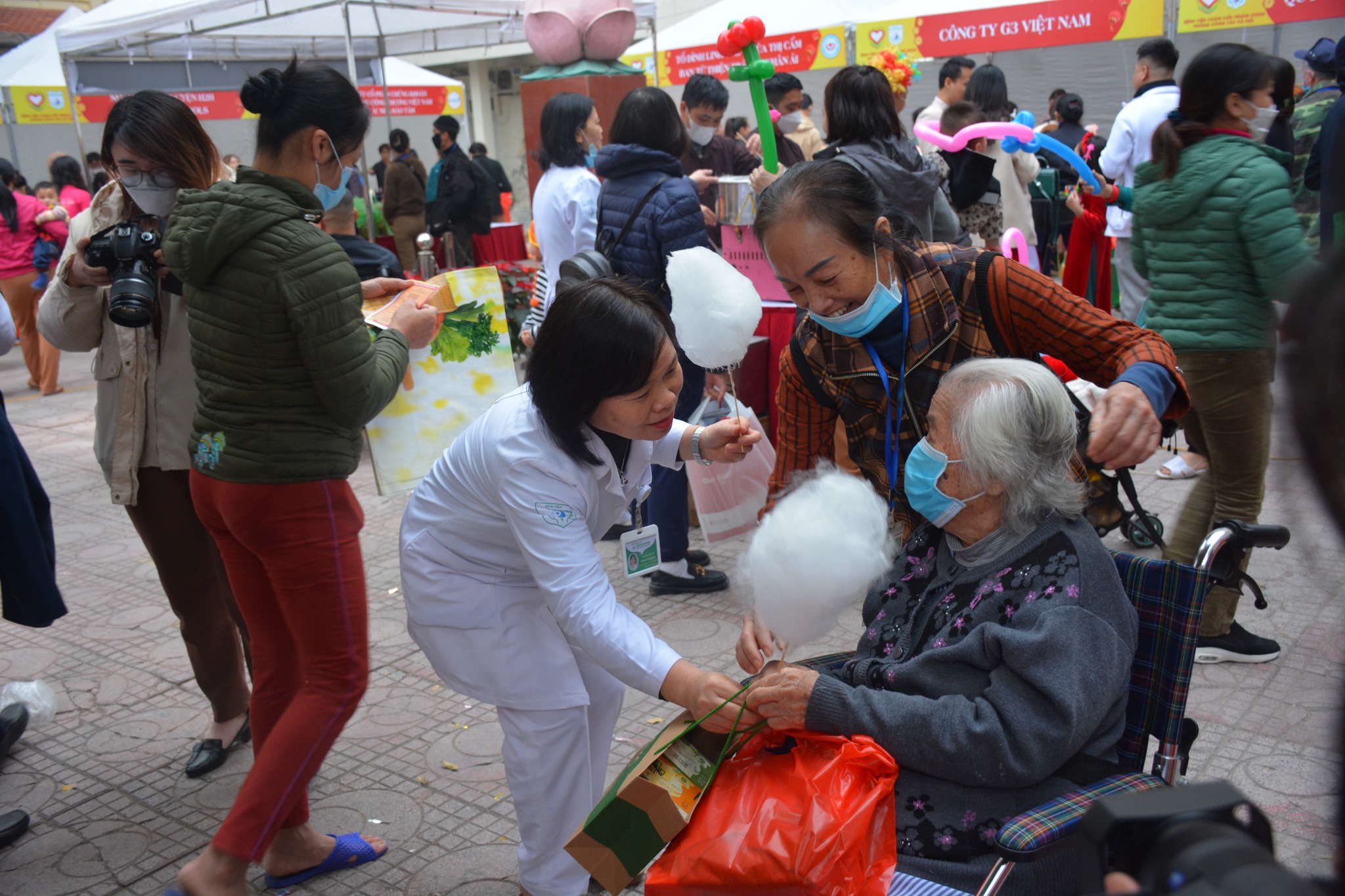 Ấm lòng hội chợ Xuân 0 đồng cho người bệnh về quê ăn Tết
