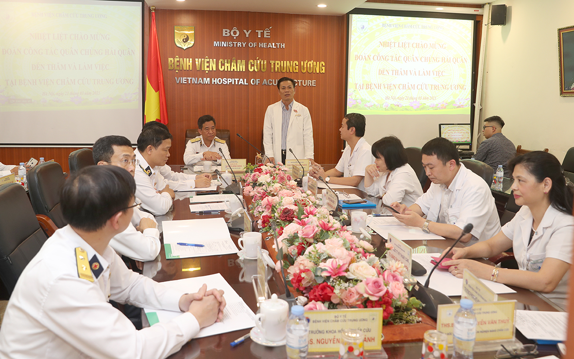 Đoàn công tác Quân chủng Hải quân đến thăm và làm việc tại Bệnh viện Châm cứu Trung ương