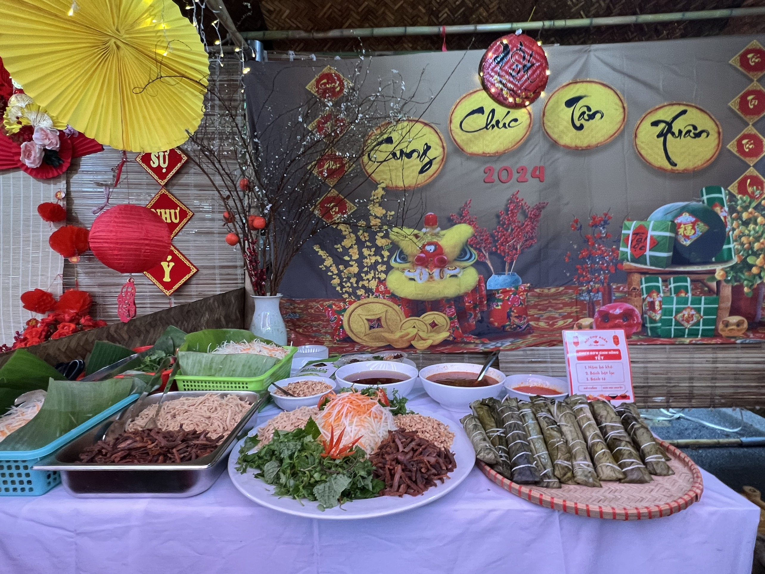 Ấm lòng Hội chợ Xuân 0 đồng tại Bệnh viện Châm cứu Trung ương
