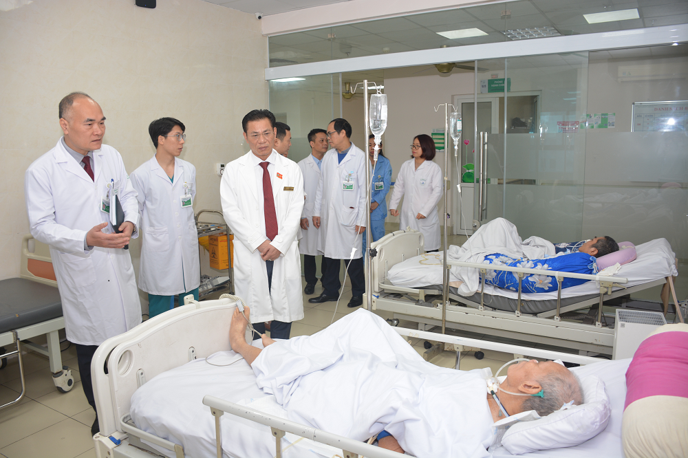 Ban giám đốc thăm và chúc tết các bệnh nhân đang điều trị tại Bệnh viện Châm cứu Trung ương