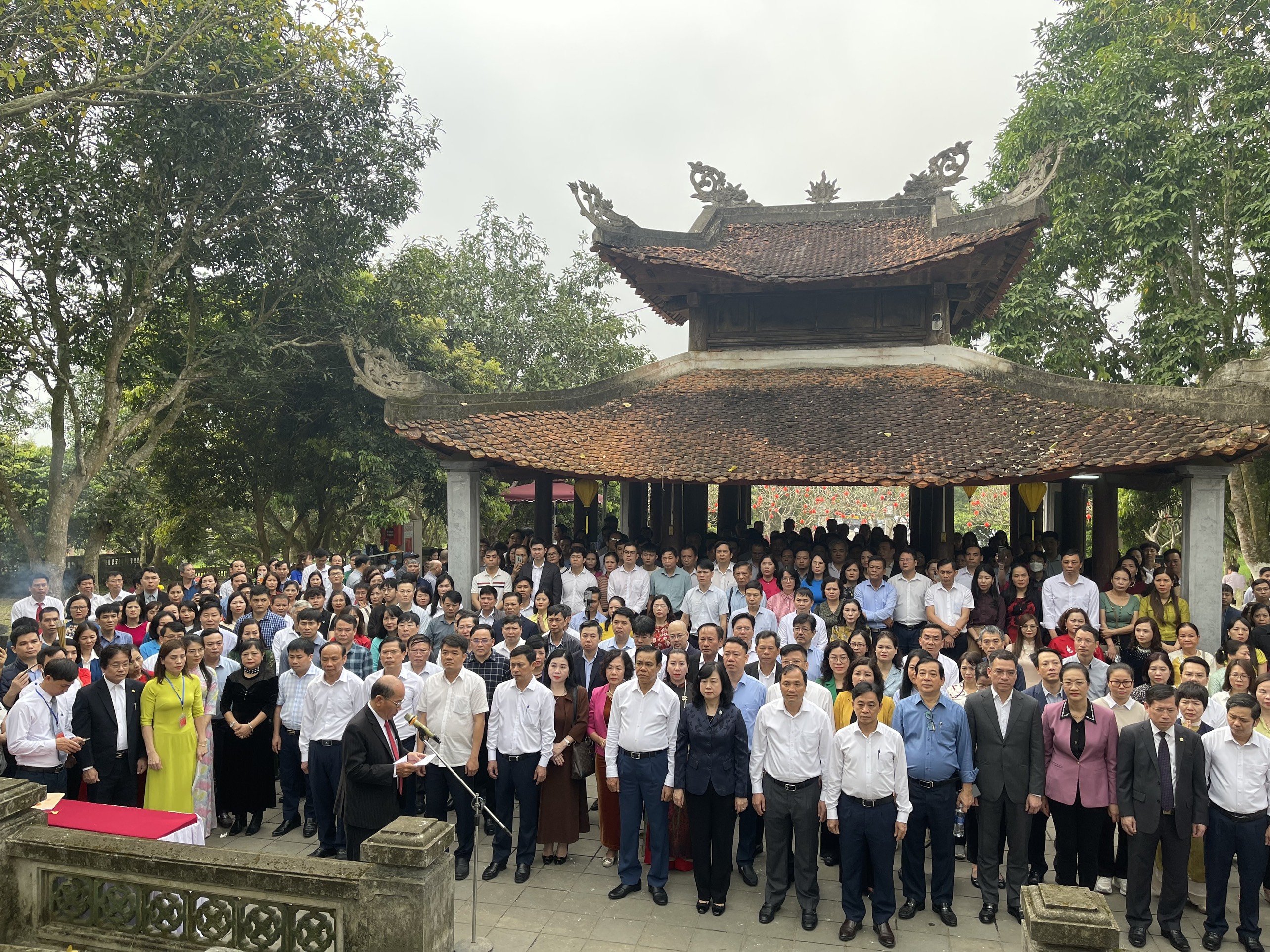 Đoàn công tác Bộ Y tế dâng hương Đại danh Y Hải Thượng Lãn Ông Lê Hữu Trác
