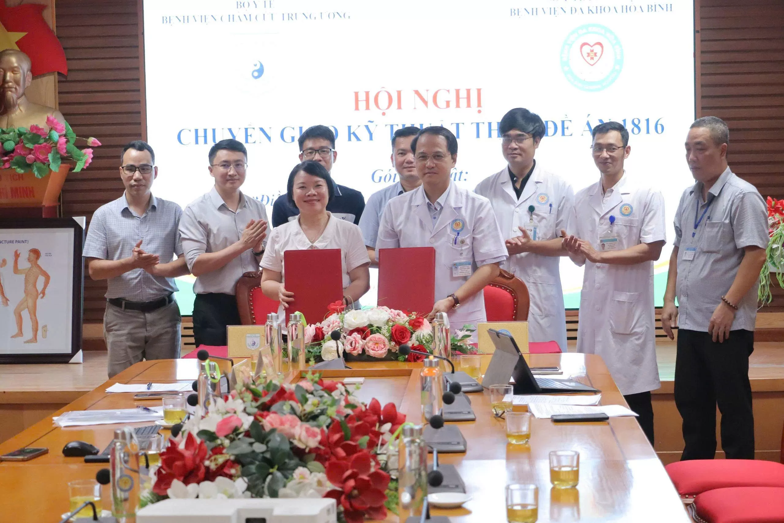 Bệnh viện Châm cứu Trung ương tổ chức lễ chuyển giao kỹ thuật và hội nghị khoa học tại Bệnh viện Đa khoa Hòa Bình, tỉnh Phú Thọ