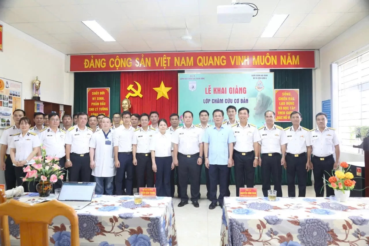 Bệnh viện Châm cứu Trung ương khai giảng lớp Châm cứu cơ bản tại Vùng 4 Hải Quân