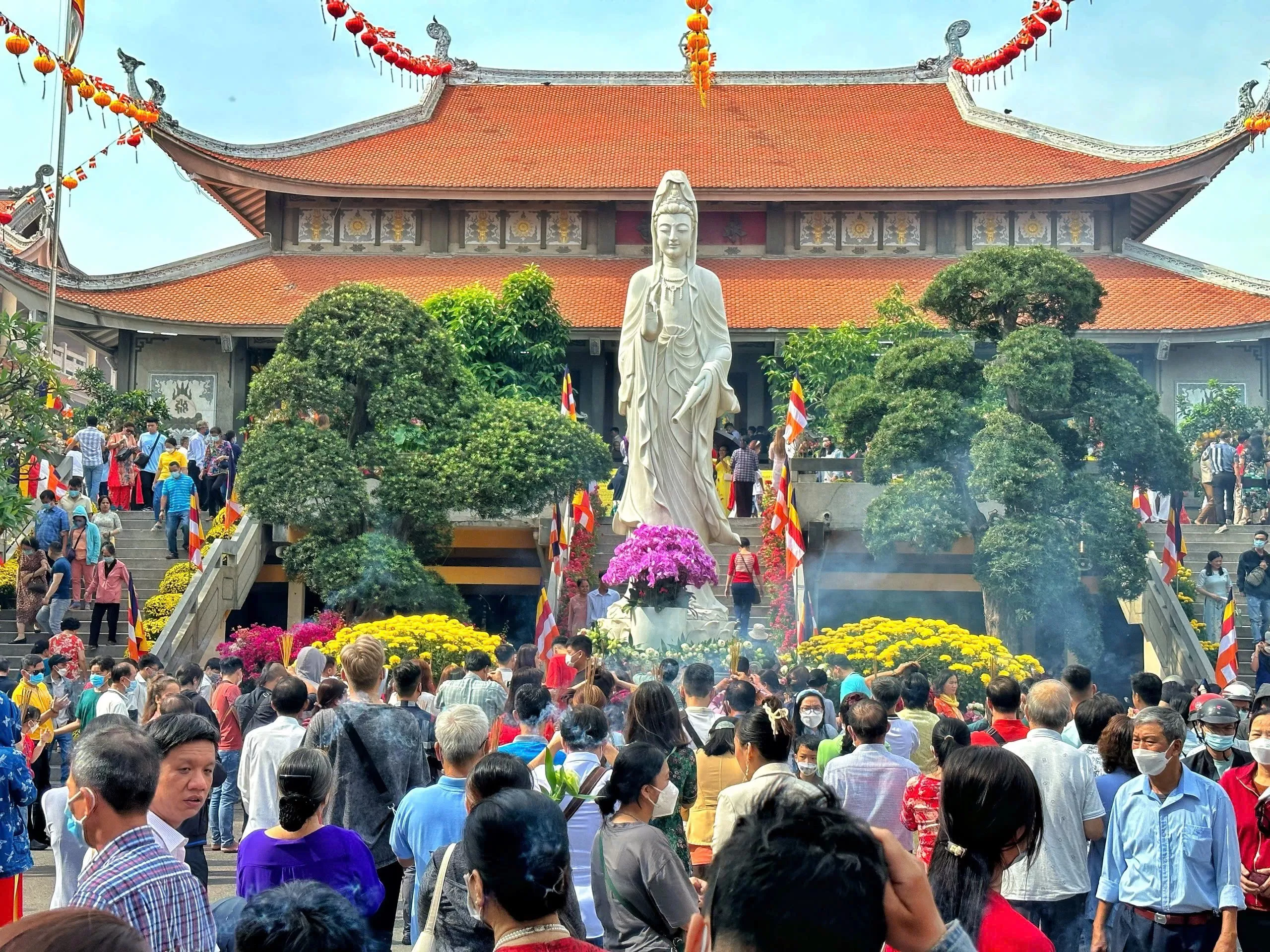 Khói hương đầu xuân: Cẩn trọng để giữ trọn sức khỏe ngày Tết