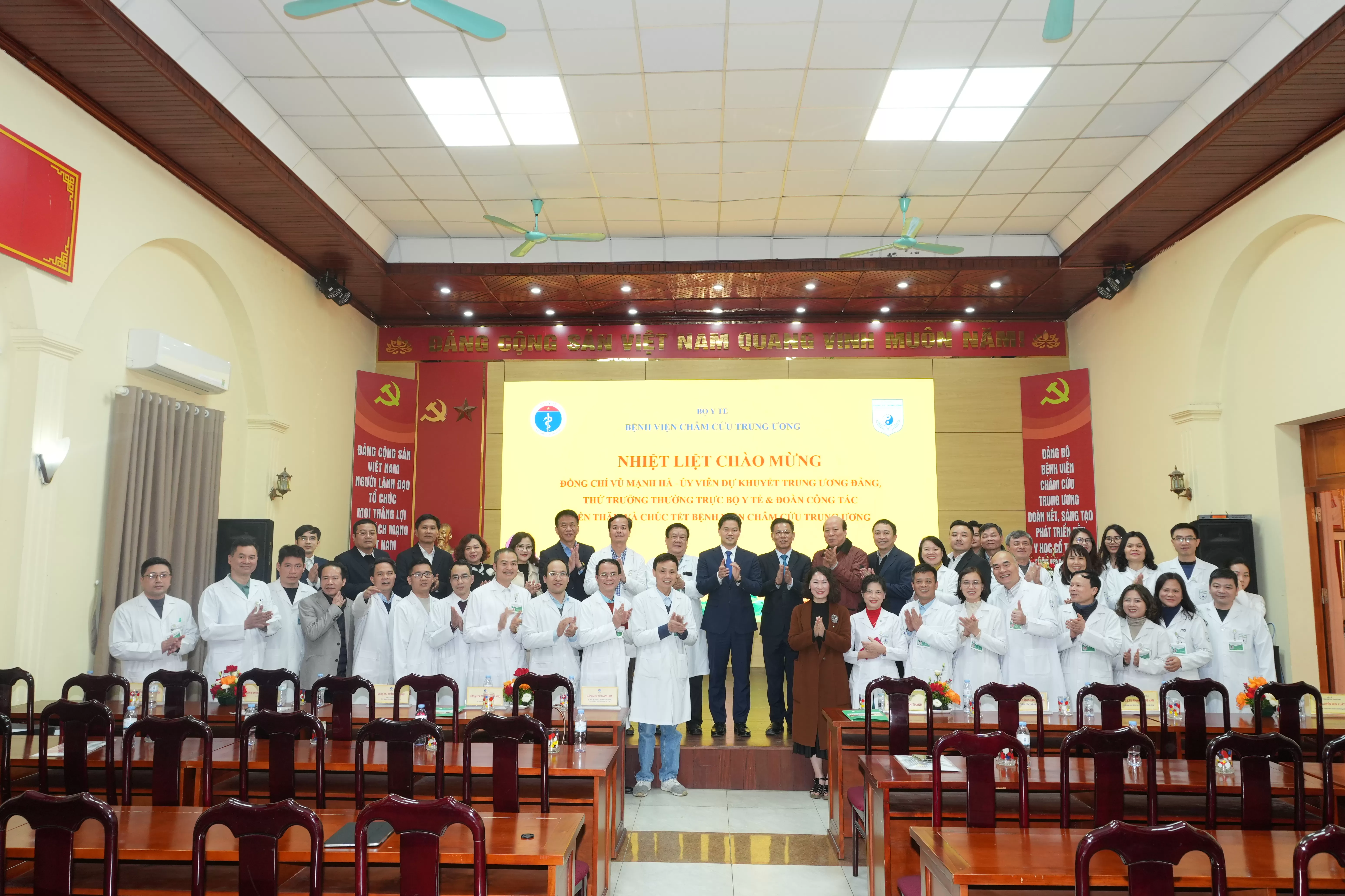 Thứ trưởng Thường trực Bộ Y tế Vũ Mạnh Hà thăm, kiểm tra công tác khám chữa bệnh dịp Tết ở Bệnh viện châm cứu TW