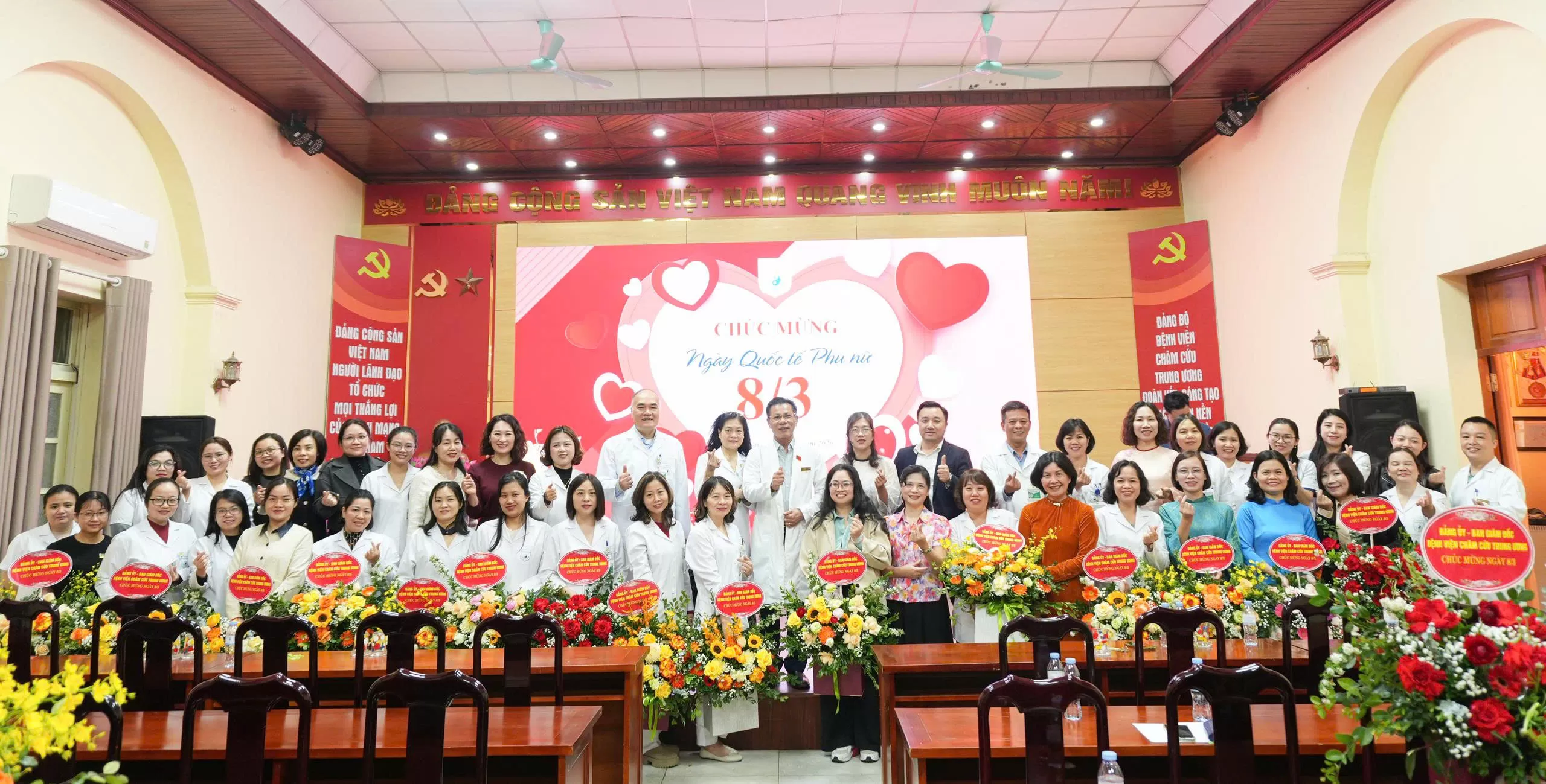 Rực rỡ sắc hoa 8/3: Vẻ đẹp và bản lĩnh của những bóng hồng ngành y