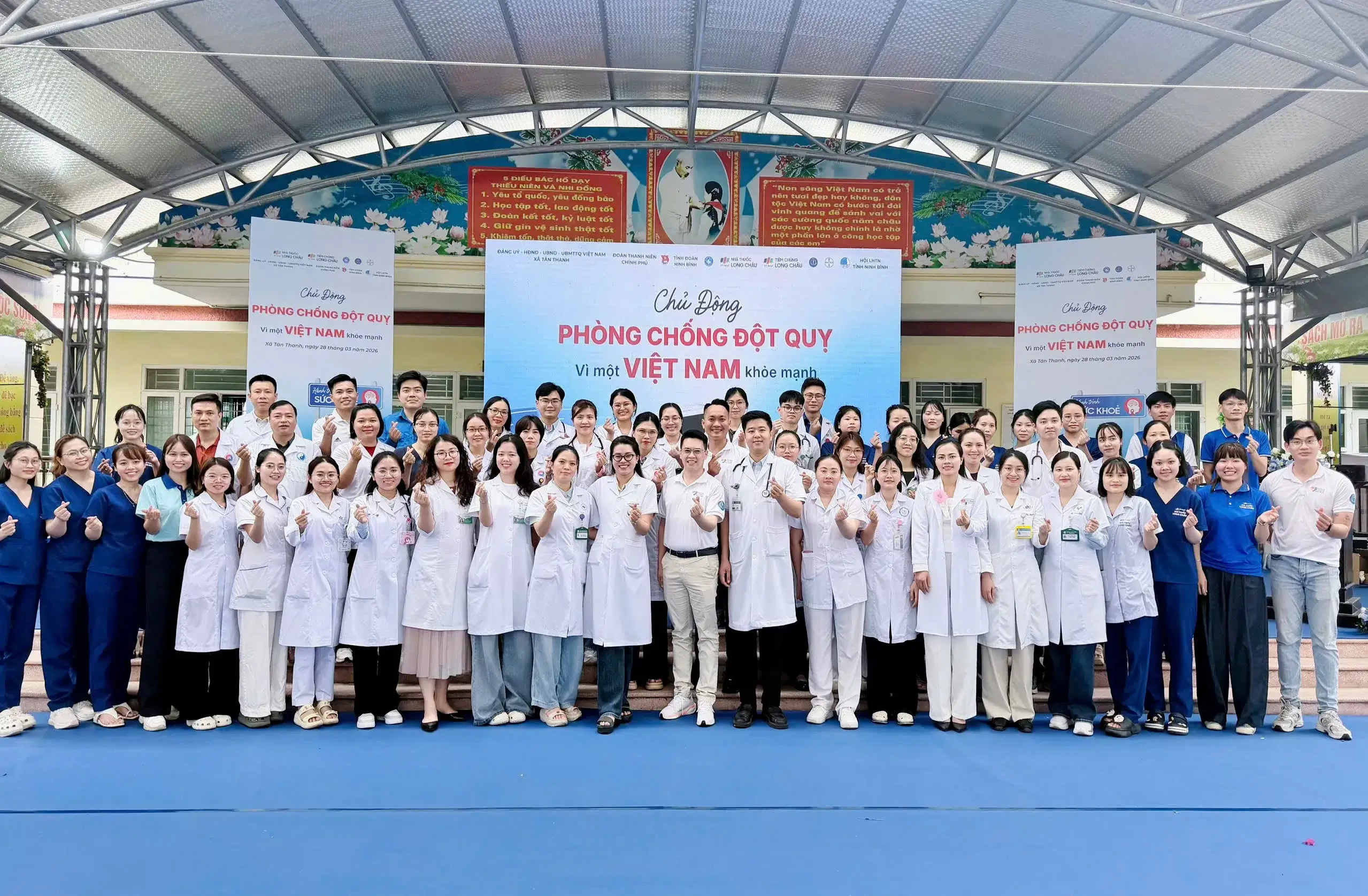 ĐOÀN THANH NIÊN BỆNH VIỆN CHÂM CỨU TRUNG ƯƠNG TÍCH CỰC THAM GIA KHÁM BỆNH THIỆN NGUYỆN TẠI NINH BÌNH