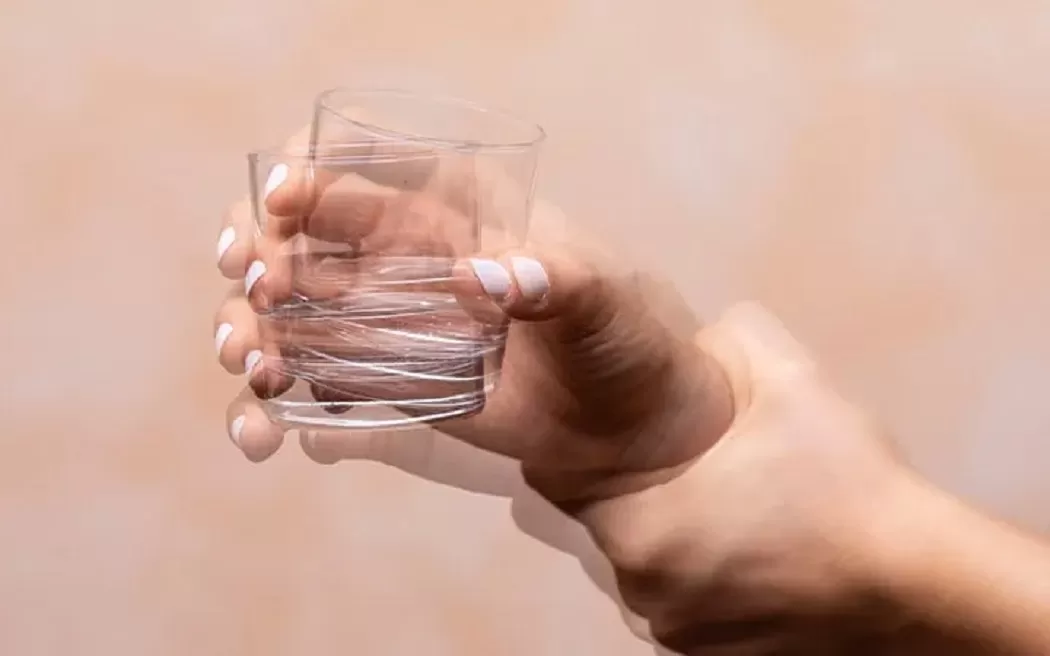 Bệnh run tay có nguyên nhân từ đâu? Cách phân biệt và giảm tình trạng với bệnh run tay nhẹ