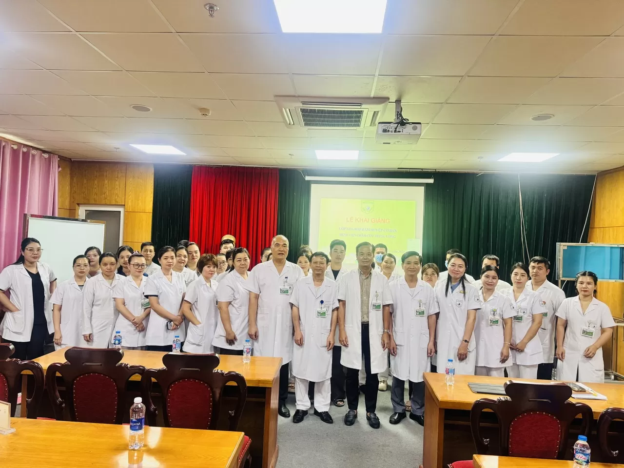 Bệnh viện Châm cứu Trung ương khai giảng lớp "Xoa bóp bấm huyệt cơ bản dành cho điều dưỡng"