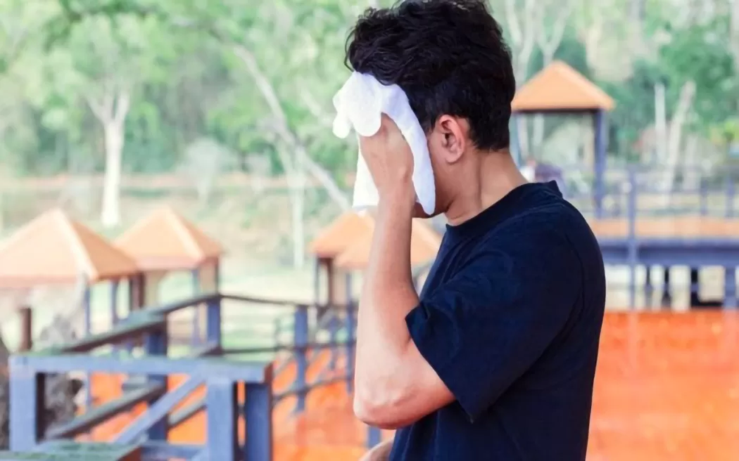 Người mệt mỏi đổ mồ hôi nhiều là bệnh gì? Giải thích để bạn hiểu rõ nguyên nhân cụ thể