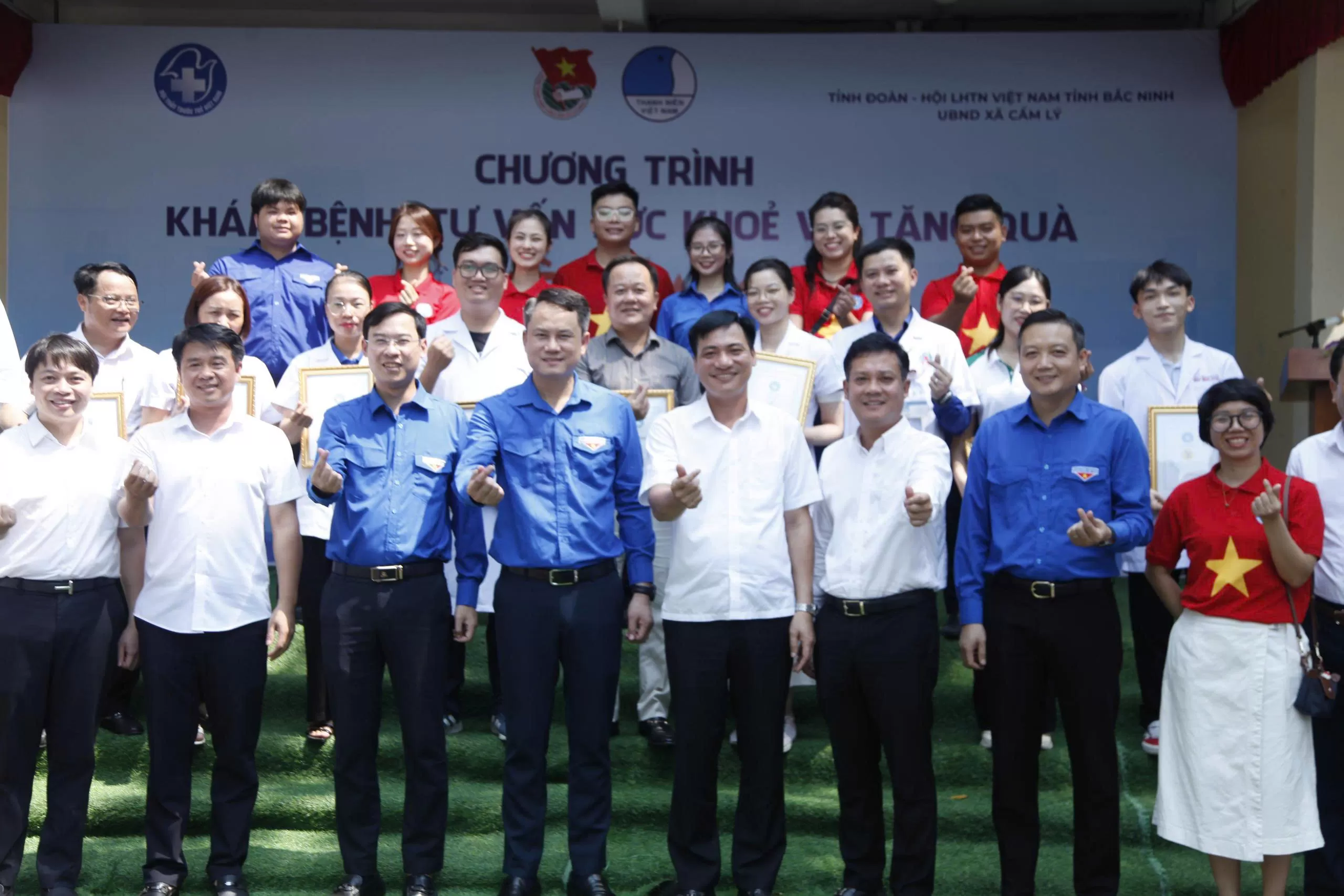 Thầy thuốc trẻ Bệnh viện Châm cứu Trung ương đồng hành chăm sóc sức khỏe người dân xã Cẩm Lý