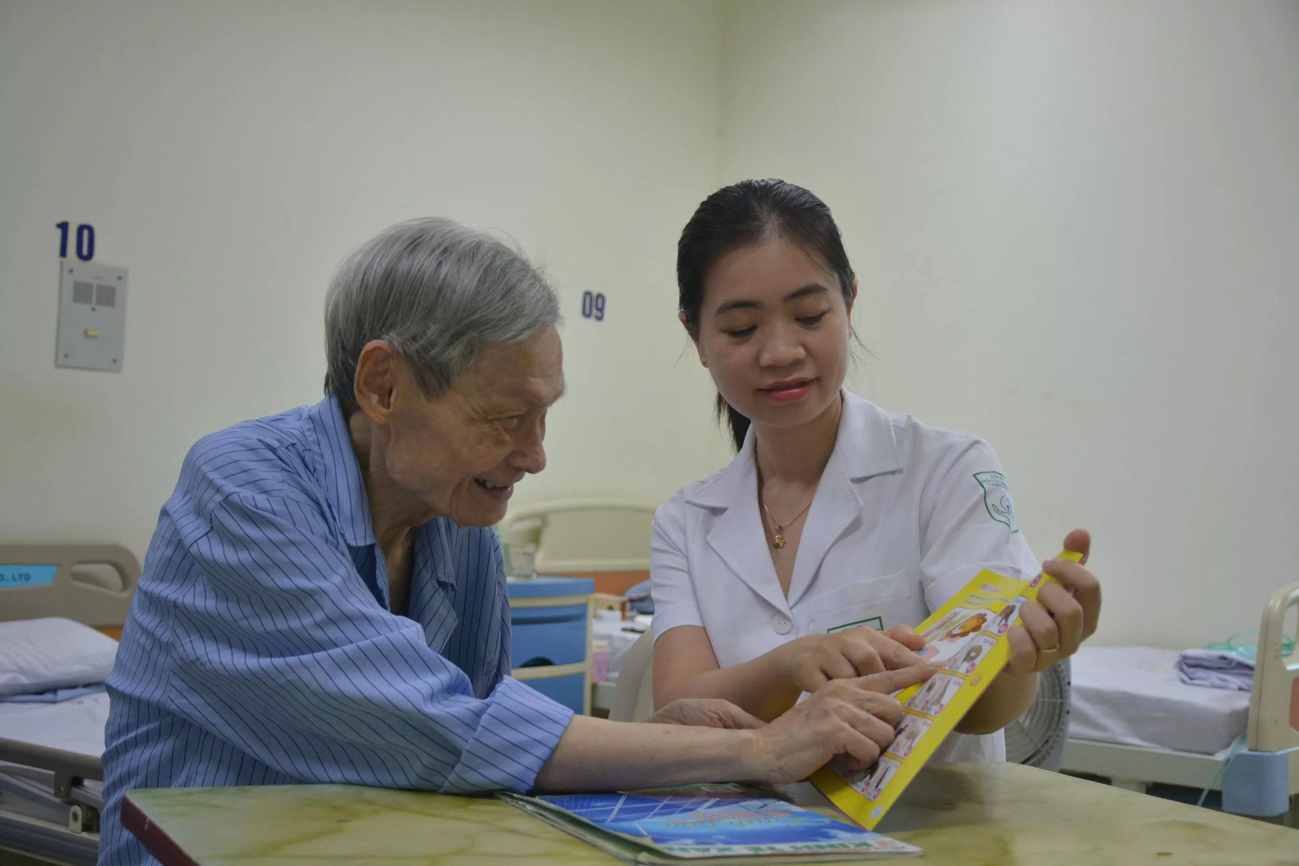 Đội ngũ điều dưỡng bệnh viện Châm cứu Trung ương: Những hình bóng tận tụy vì sức khỏe nhân dân